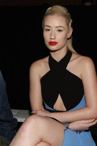 Usar estas minifaldas han vuelto de Iggy una de las mujeres más deseadas de la música.