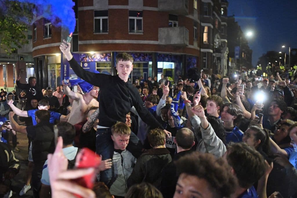 Los aficionados del Chelsea salen de sus casas para celebrar en las calles su segundo título de la UEFA Champions League.
