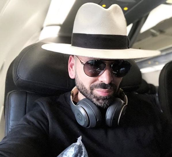 Con sombrero podría pasar desapercibido en el avión, este otro de los accesorios que de vez en cuando usa.