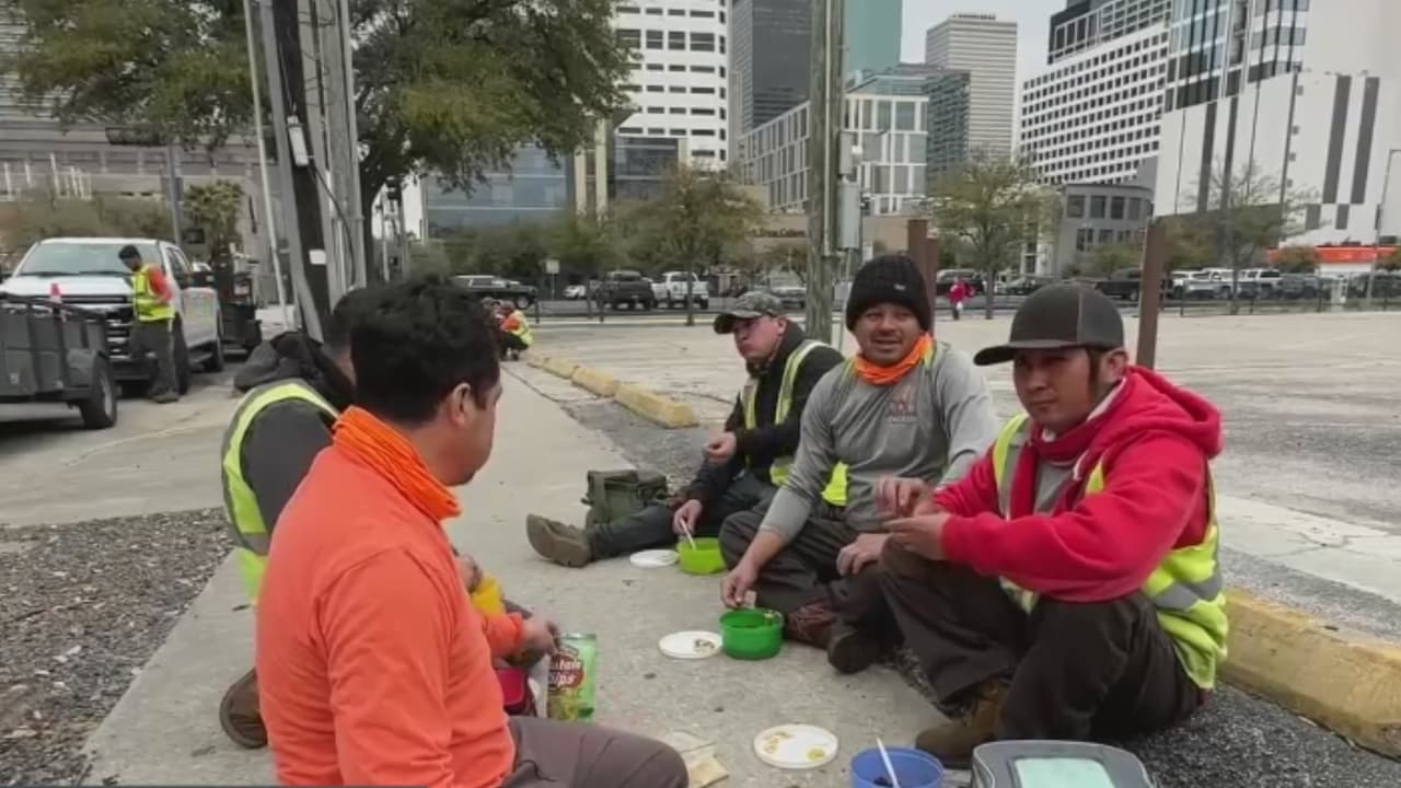 "Los que no tenemos papeles estábamos preocupados": migrantes celebran suspensión de la Ley SB 4 de Texas