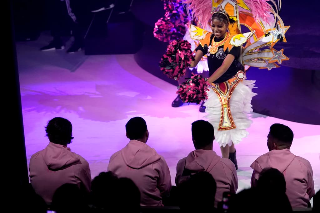 Una bailarina actúa frente al jugador de fútbol del Inter Miami Lionel Messi, segundo desde la izquierda, sentado, durante un evento en el crucero más grande del mundo, Icon of the Seas.