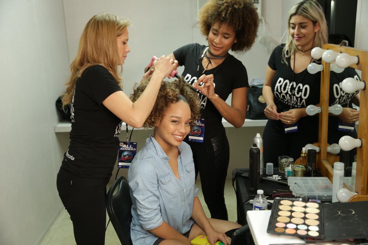 Las chicas de Belleza haciendo feliz a Alondra.
