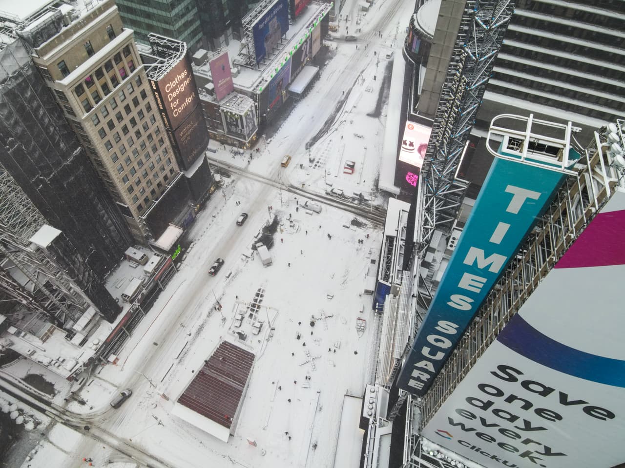 Una vista aérea de Times Square durante la tormenta.