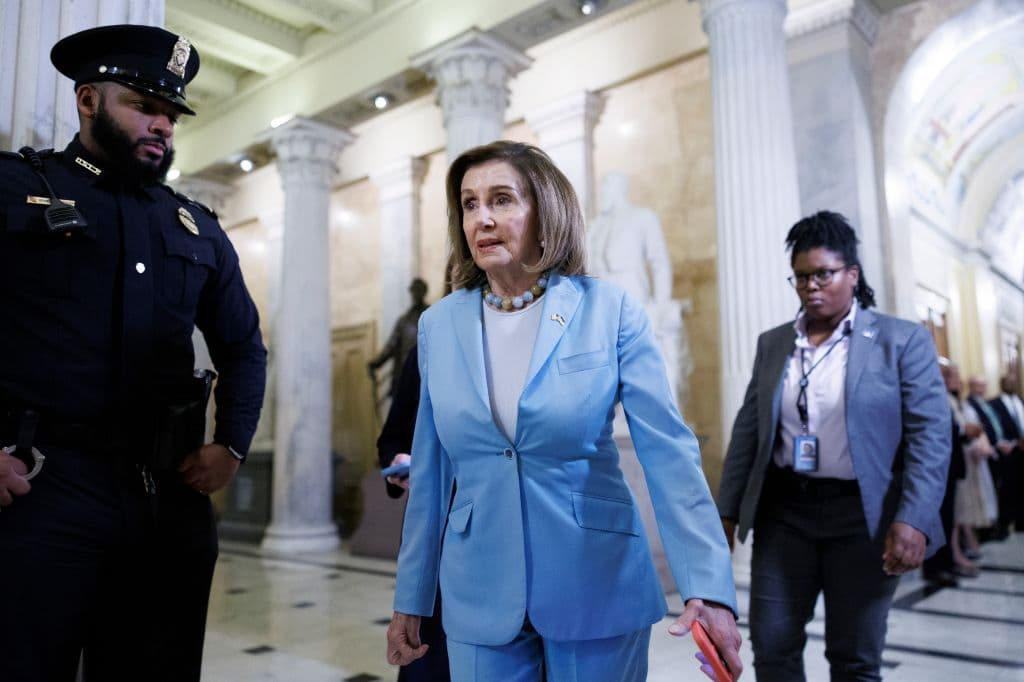 Nancy Pelosi se sometió a una cirugía de cadera tras sufrir caída durante viaje oficial a Europa