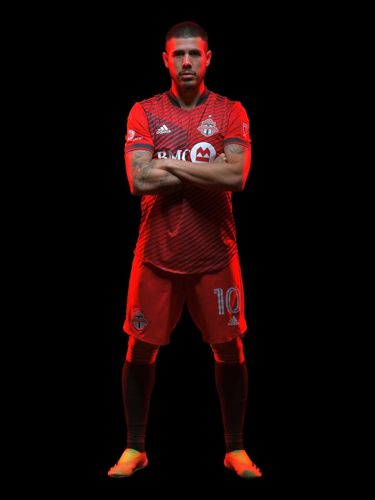 Vestido de punta en blanco -o deberíamos decir 'de punta en escarlata'- Pozuelo se dio tiempo para mostrar la nueva casaca de Toronto FC.