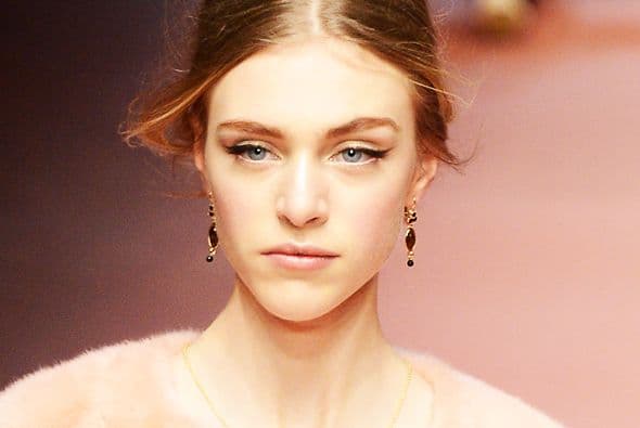 Consejo de experta. “Desde Cleopatra hasta Miranda Kerr, el smokey eye ha sido utilizado para embellecerse. Es una técnica audaz que pone el foco en la mirada, derrochando sensualidad. Ideal para una noche en la que decidas ser el centro de atención. ¡Anímate a ser una diosa!”, alienta Grebol.