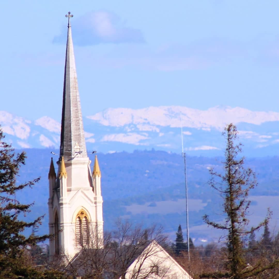 En el condado de 
<b>Yuba,</b> el precio promedio de una casa en 
<b>venta es de $299,950 dólares</b>. Esto significa que para adquirir una vivienda se necesitan al menos 
<b>$100,000 de salario y el pago mensual sería de $2,500 dólares.</b>