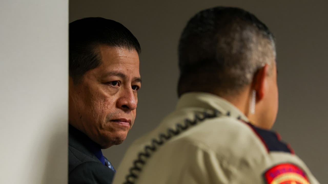 Durante la audiencia también se observó a Gonzales conversando con personal de seguridad, mientras su defensa insistía en que las fallas no fueron individuales, sino del sistema: 
<b>puertas sin seguro</b>, 
<b>confusión en protocolos</b> y decisiones que, según ellos, no dependían únicamente del ex policía escolar.