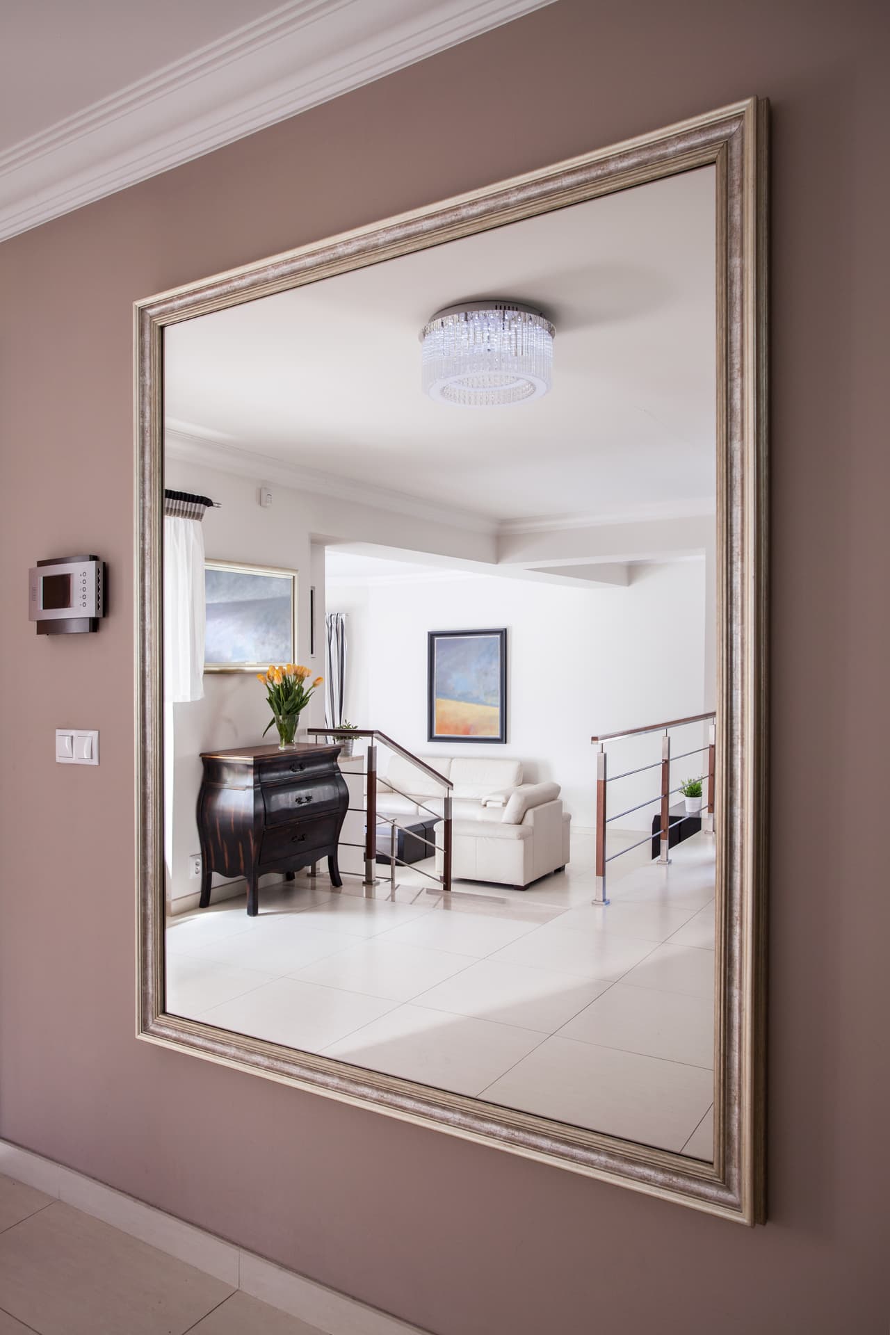 <b>Busca amplitud: </b>Colocar un espejo en alguna pared es otra buena idea para cambiar de vista y lograr que el espacio luzca más amplio, agradable e iluminado.