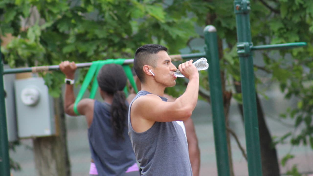Los especialistas también aconsejan tomar dos litros de agua por día para mantenerse hidratado.