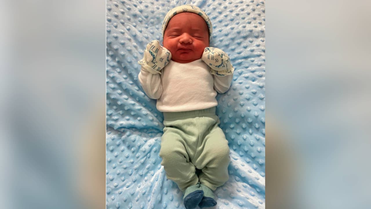 El primer bebé del 2022 en el Hospital Jackson Memorial de Miami nació al filo de la medianoche