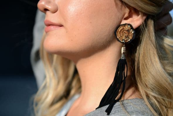 <b>Cara cuadrada. </b>Los aretes que más lucen en este tipo de rostro son los redondos o con curvas, también los largos y en forma de lágrima. Ya que la barbilla es muy marcada, procura utilizar aretes que suavicen tus ángulos, es decir, evita los angulares o totalmente cuadrados.