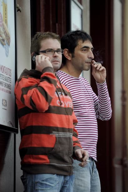 Además entre las estipulaciones que tiene la ley se encuentra la creación de clubes privados de fumadores que prohiben la entrada a menores y requieren inscripción. Sin embargo los consumidores no pueden comprar cigarros, tampoco comer ni beber en el establecimiento.