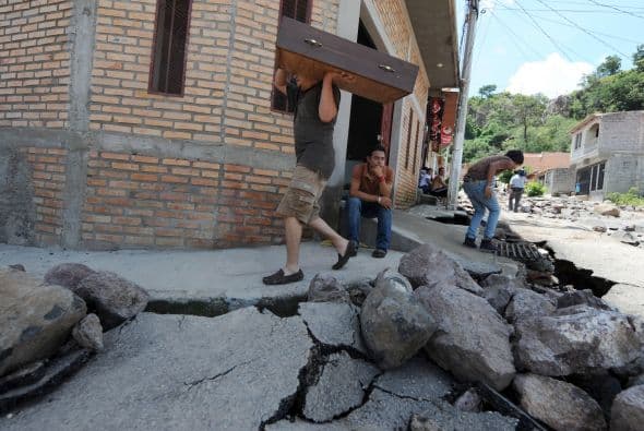 Vecinos indicaron que hay al menos 20 residencias en la Cerro Grande que siguen inundadas.
