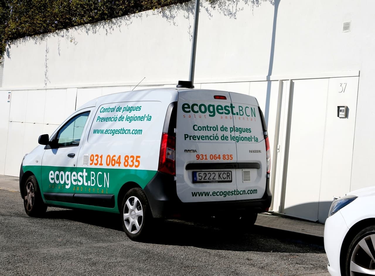 La camioneta de esta empresa frente a la casa de Shakira llevó a que varios medios indagaran sobre qué pasaba.