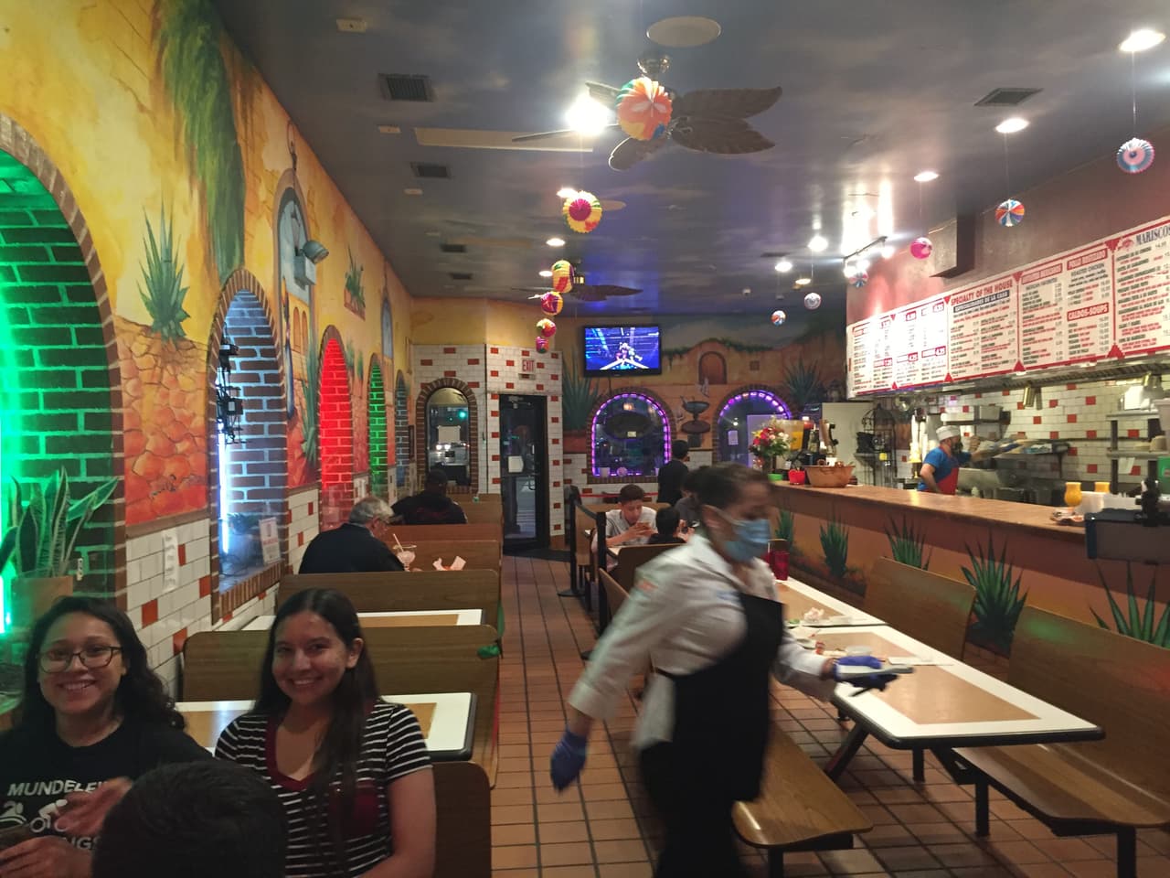 Un cliente de restaurante con un “gran corazón” comienza esfuerzo para ayudar a las meseras de Arturo's Tacos