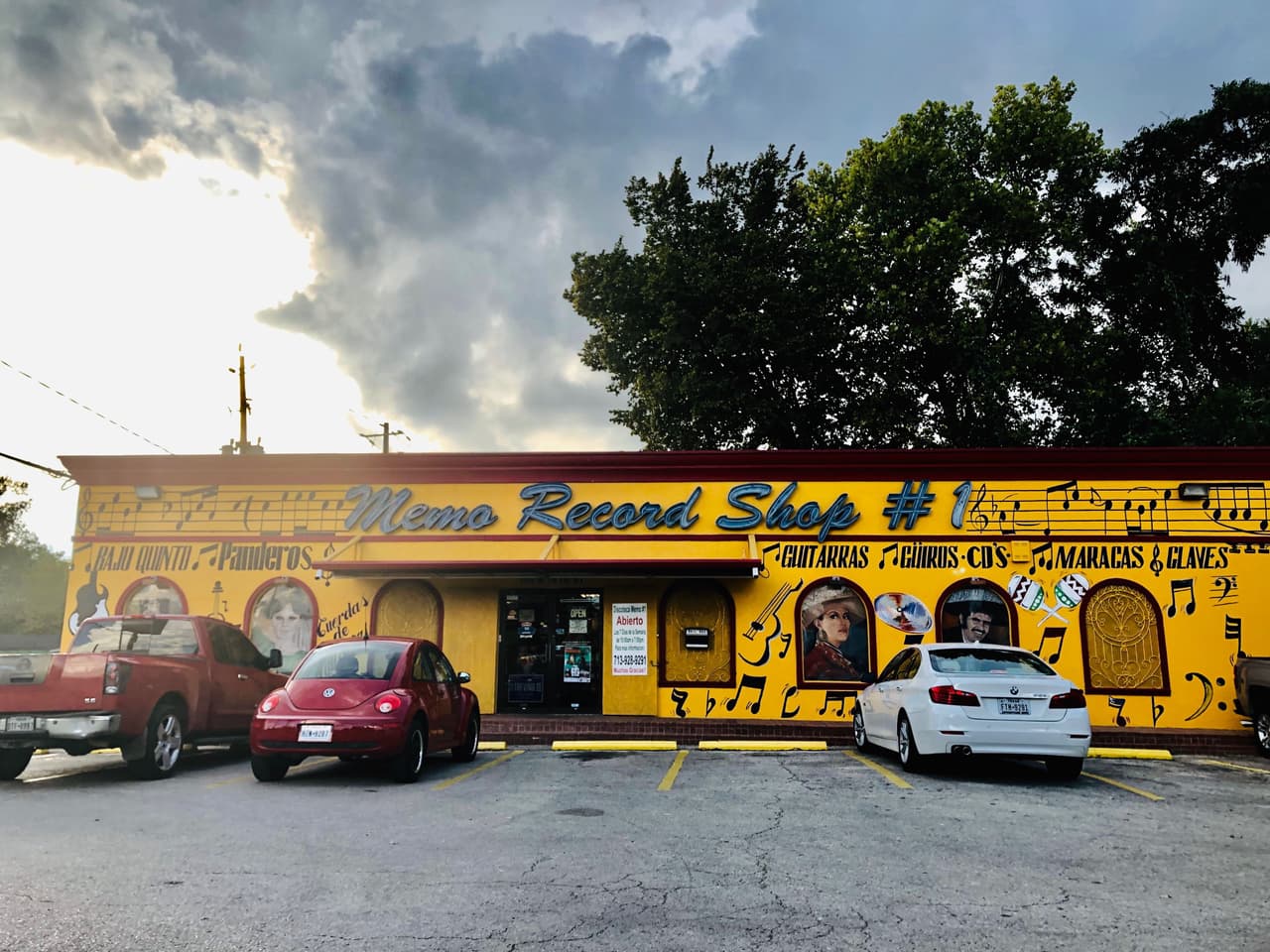 En los más de 50 años que la tienda de Villareal lleva en pie han pasado artistas como Juan Gabriel, Rocío Dúrcal o Alejandro Fernández.