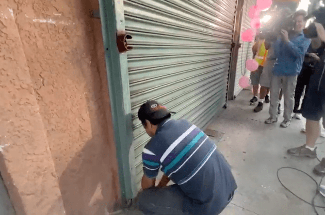 Este padre de familia mexicano lleva siete años al frente de 'Las Palmitas', con el apoyo de su esposa salvadoreña y sus cuatro hijos.