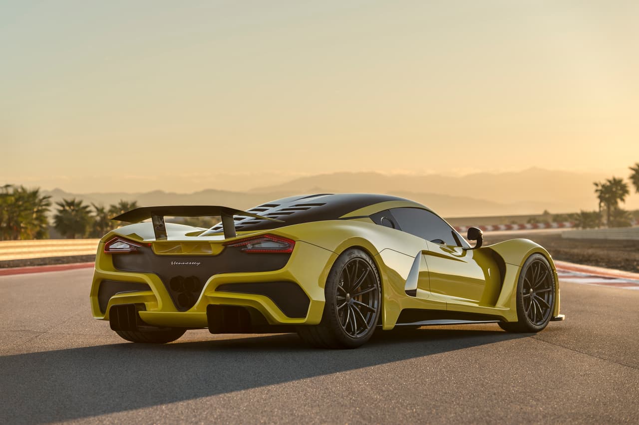 <b>Hennessey Venom F5</b>
<br>Nadie creyó que Hennessey lograría en tan poco tiempo fabricar su propio auto y mucho menos que ostentaría el título del más veloz del mundo alcanzando las 300mph (480 km/h). Sólo se fabricarán 24 unidades del Venom F5. Las entregas iniciarán hasta 2019.