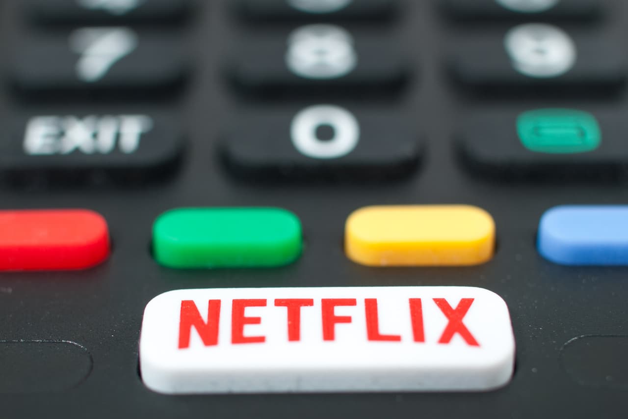 <b>Televisión por Internet, la combinación que cambió el entretenimiento en casa </b>
<br>
<br>Netflix existe desde 1997, cuando se estableció
<a href="https://www.britannica.com/topic/Netflix-Inc"><u> como un servicio de venta y alquiler de películas en DVD</u></a> enfocado en los intereses del espectador.
<br>
<br>Gracias al aumento de la velocidad de internet en los hogares, Netflix lanzó en 2010 un sistema de transmisión de contenido audiovisual en línea ilimitado, y esto se convirtió en el nuevo paradigma. El método fue adoptado por diversas plataformas para todos los gustos, entre ellas 
<a href="https://app.prende.tv/canales"><u>Prende TV</u></a>, Apple TV, Disney + Hbo Max, Peacock, y muchas otras.
<br>