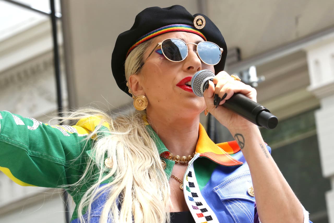 La estrella del pop Lady Gaga apareció por sorpresa este viernes ante la multitud que festejaba en Greenwich Village. Las generaciones anteriores "pelearon para crear un espacio seguro, más tolerante, para nuestra juventud", dijo Gaga, de 33 años, que se ha identificado públicamente como bisexual.