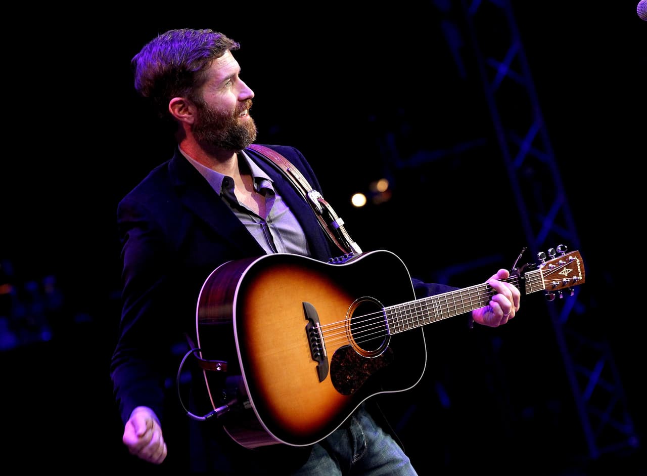 Por otra parte, el representante del cantante dijo a
<a href="https://people.com/country/josh-turner-crew-bus-crash-seven-injured-one-dead/" target="_blank">People</a> en un comunicado que "Josh Turner y su familia de trabajo han sufrido una pérdida devastadora".