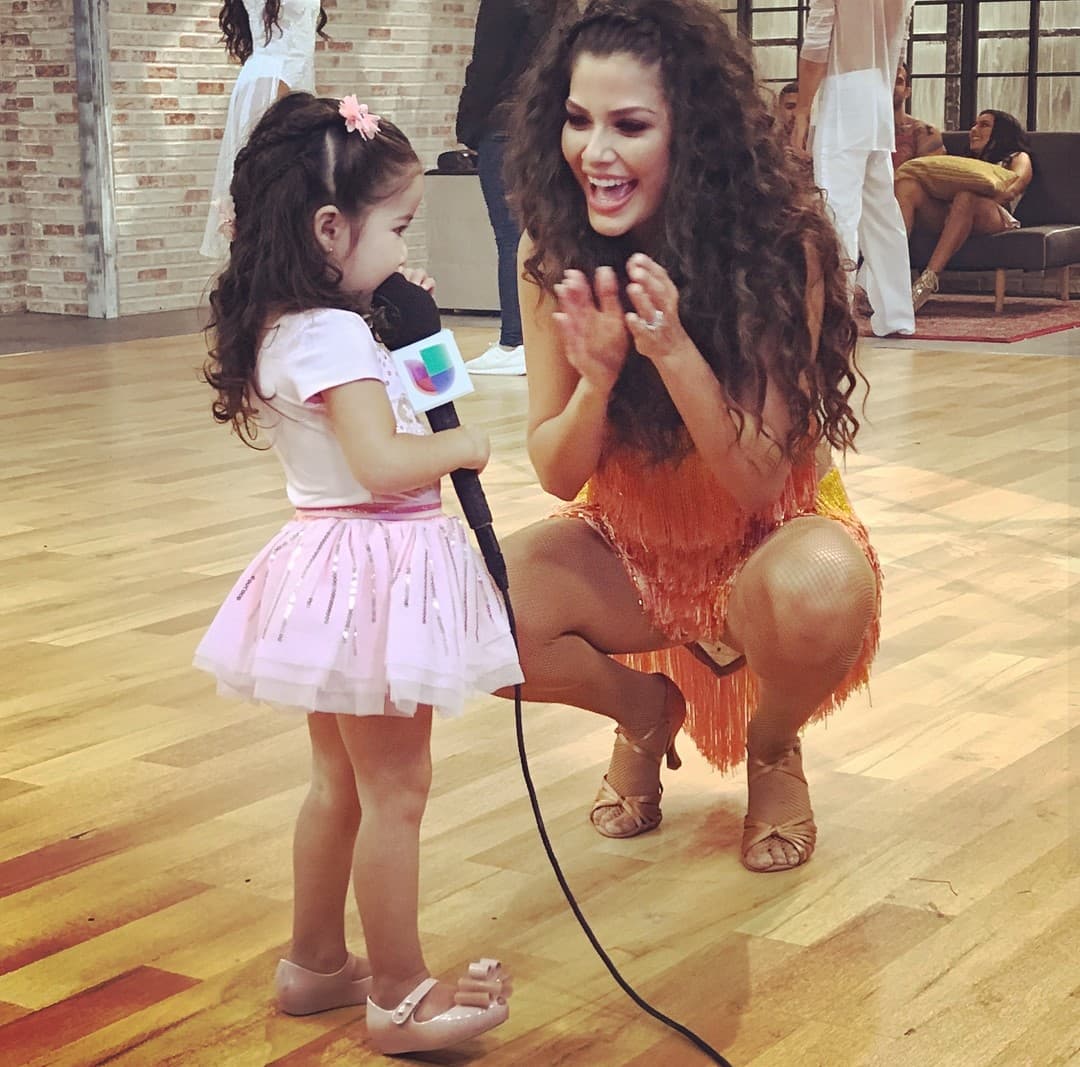 Y en Mira Quién Baila no perdió la oportunidad de entrevistar a su mami cuando era participante del reality.
<br>