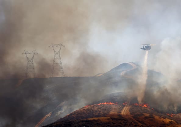 El subjefe del Departamento de Bomberos del condado de Los Ángeles, Tom Ewald, confirmó que había ocho bomberos que sufrieron lesiones relacionadas con el calor, seis fueron transportados.
<br>
<br>Hay 255 bomberos del Departamento de Bomberos del Condado de Los Ángeles que están luchando contra este incendio.
<br>
