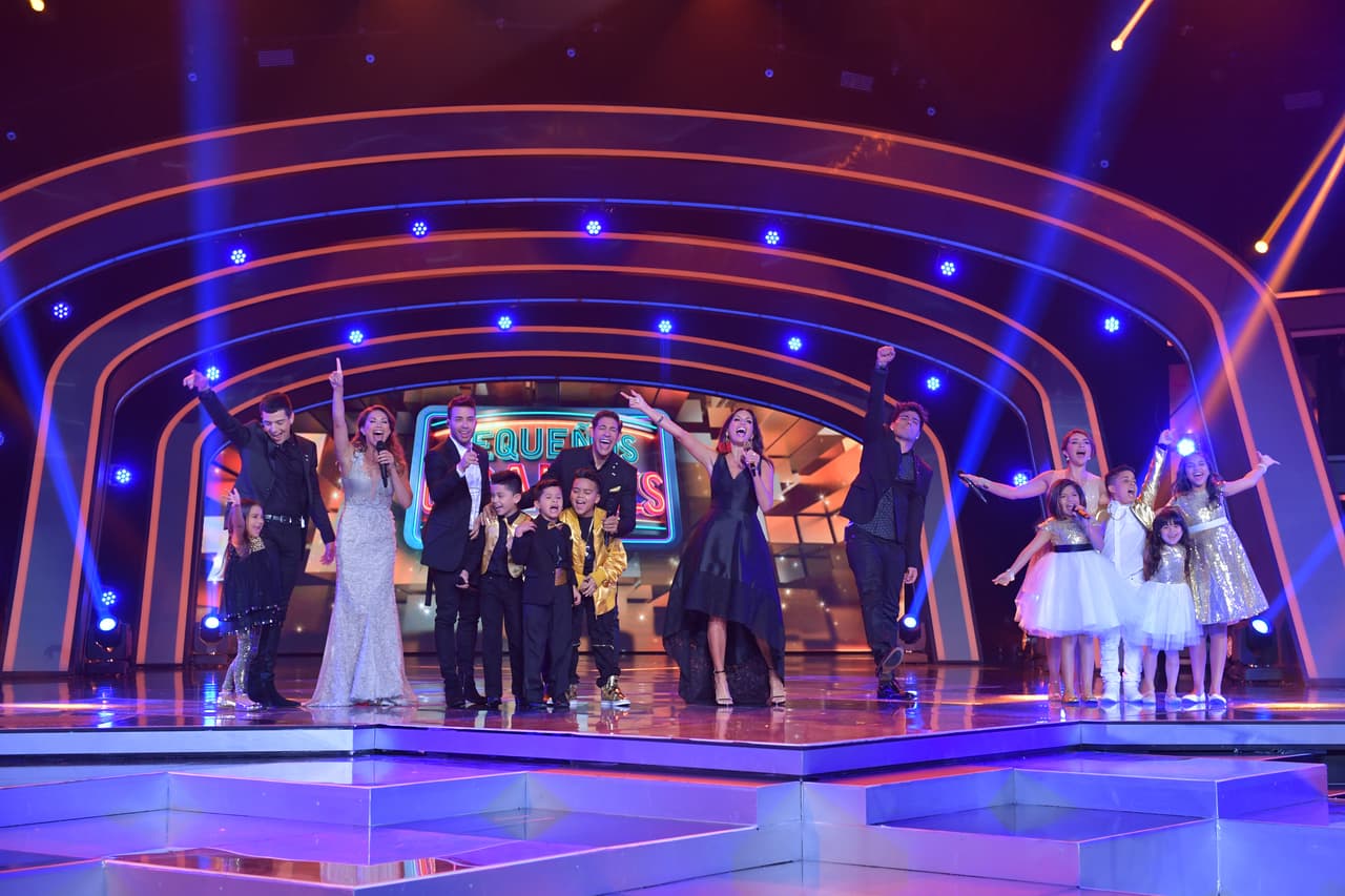 Jueces, capitanes y concursantes se unieron por primera vez en un gran número musical.