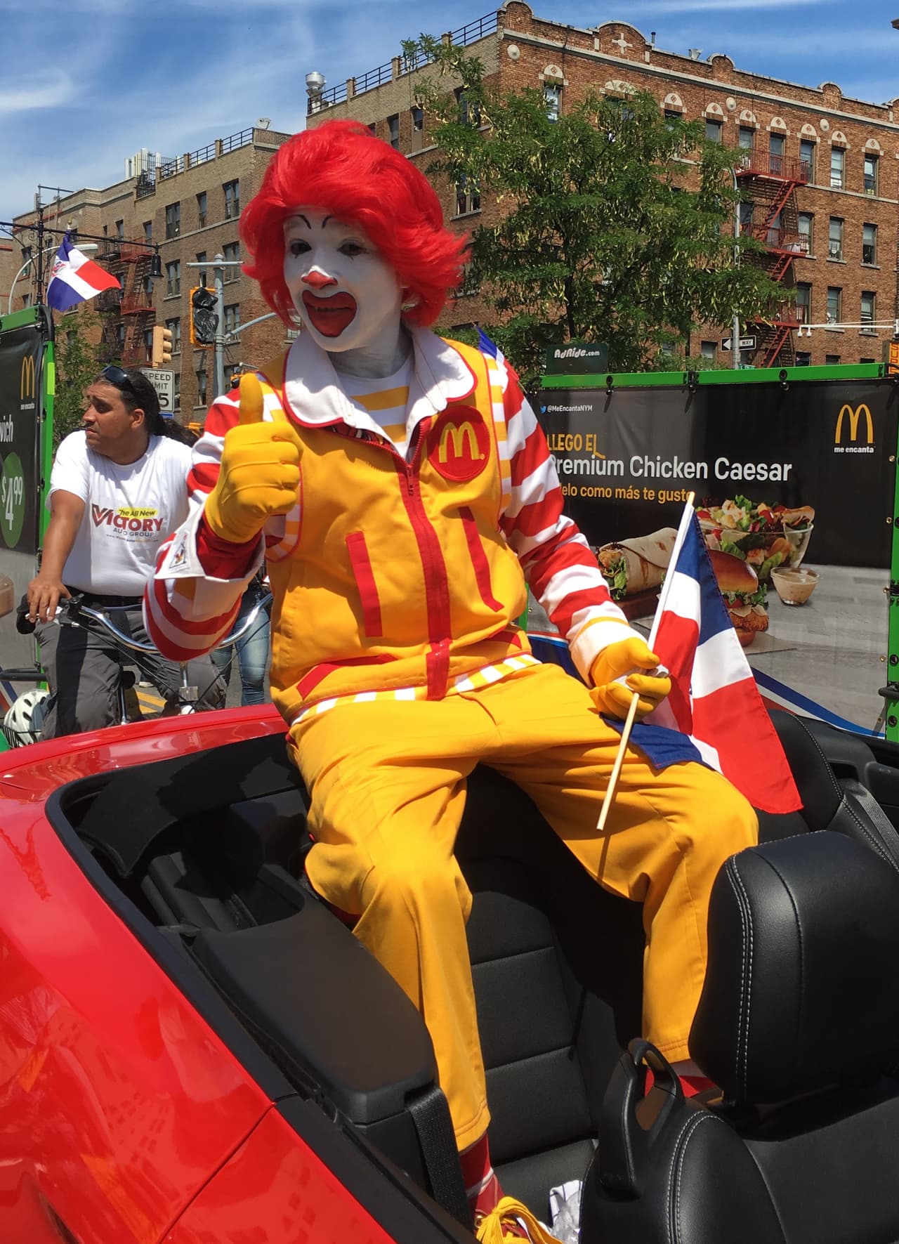La música, la alegría y el orgullo dominicano fueron los protagonistas del vigésimo séptimo Desfile Dominicano en el Bronx.