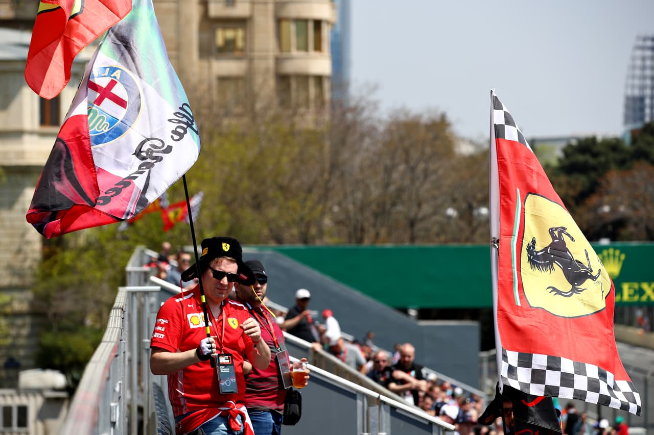 Charles Leclerc logró los mejores tiempos en las dos primeras sesiones libres en Azerbaiyán y en amboas estuvo seguido por su compañero de Ferrari Sebastian Vettel. Sergio 'Checo' Pérez no pasó del puesto 13 y la jornada contó con un incidente a 12 minutos de haber comenzado por una alcantarilla floja.