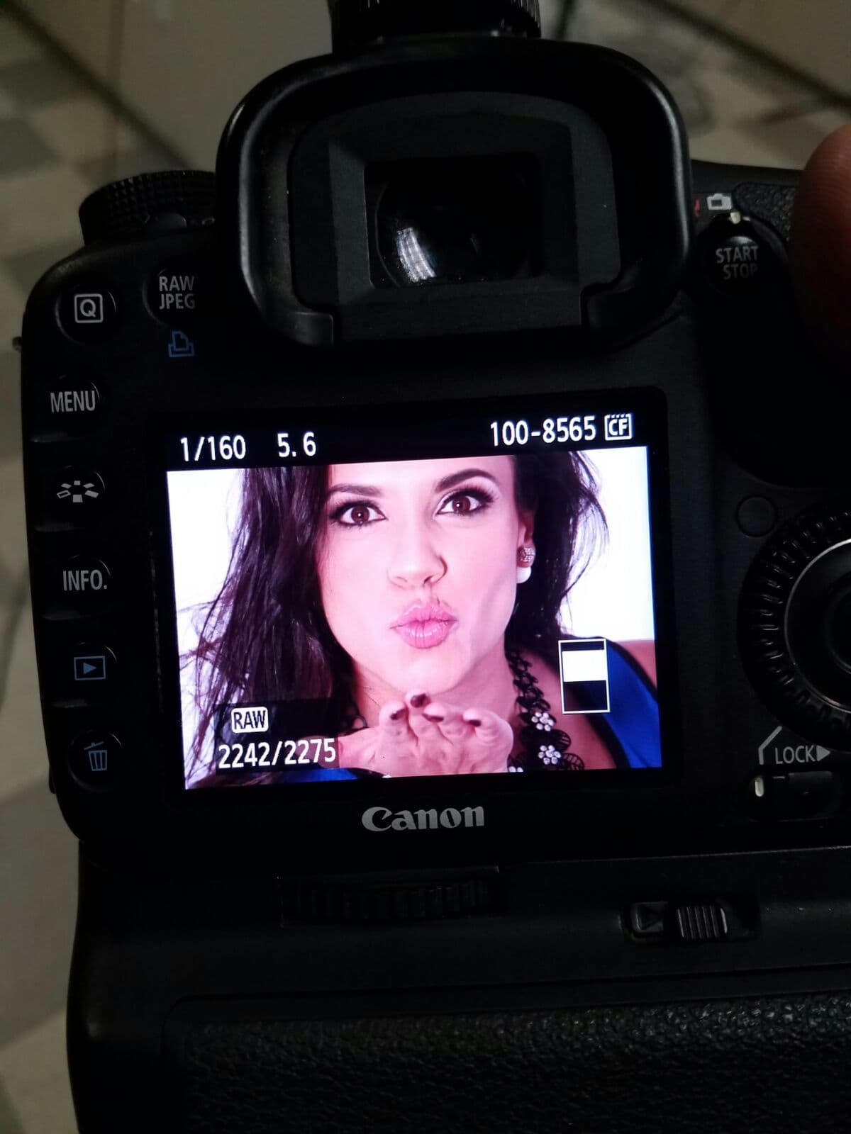 "Amo mi chamba" es el lema de la locutora que te acompaña y alegra cada mañana tras los micrófonos de la Qué Buena 94.1