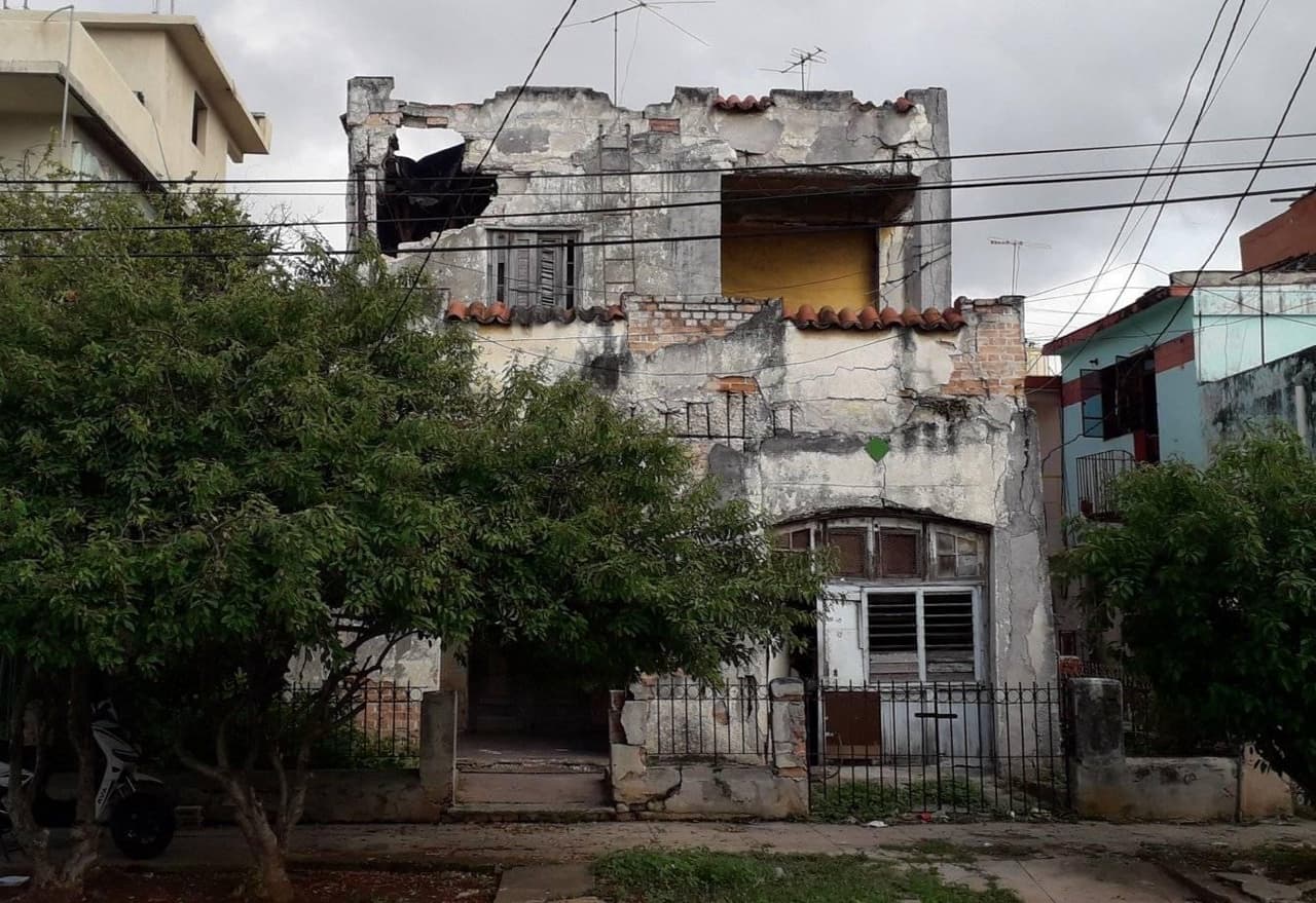 La casa donde vivían las víctimas está ubicada en la avenida 21 entre 30 y 34 en el municipio Playa y, según sus familiares, desde hace más de 30 años estaba en peligro de derrumbe.