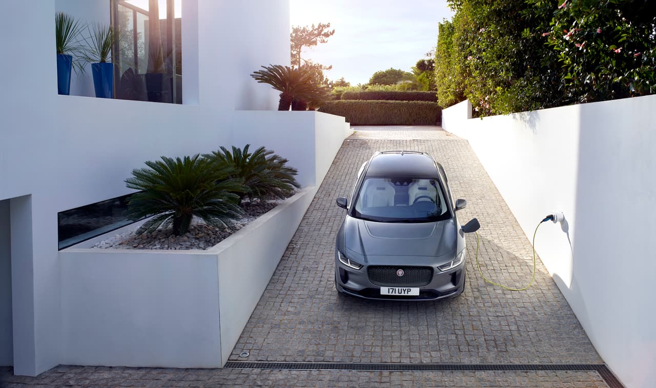 La primera SUV eléctrica de Jaguar podrá recargarse con un cargador rápido de 100 kW al 80% en solo 40 minutos.