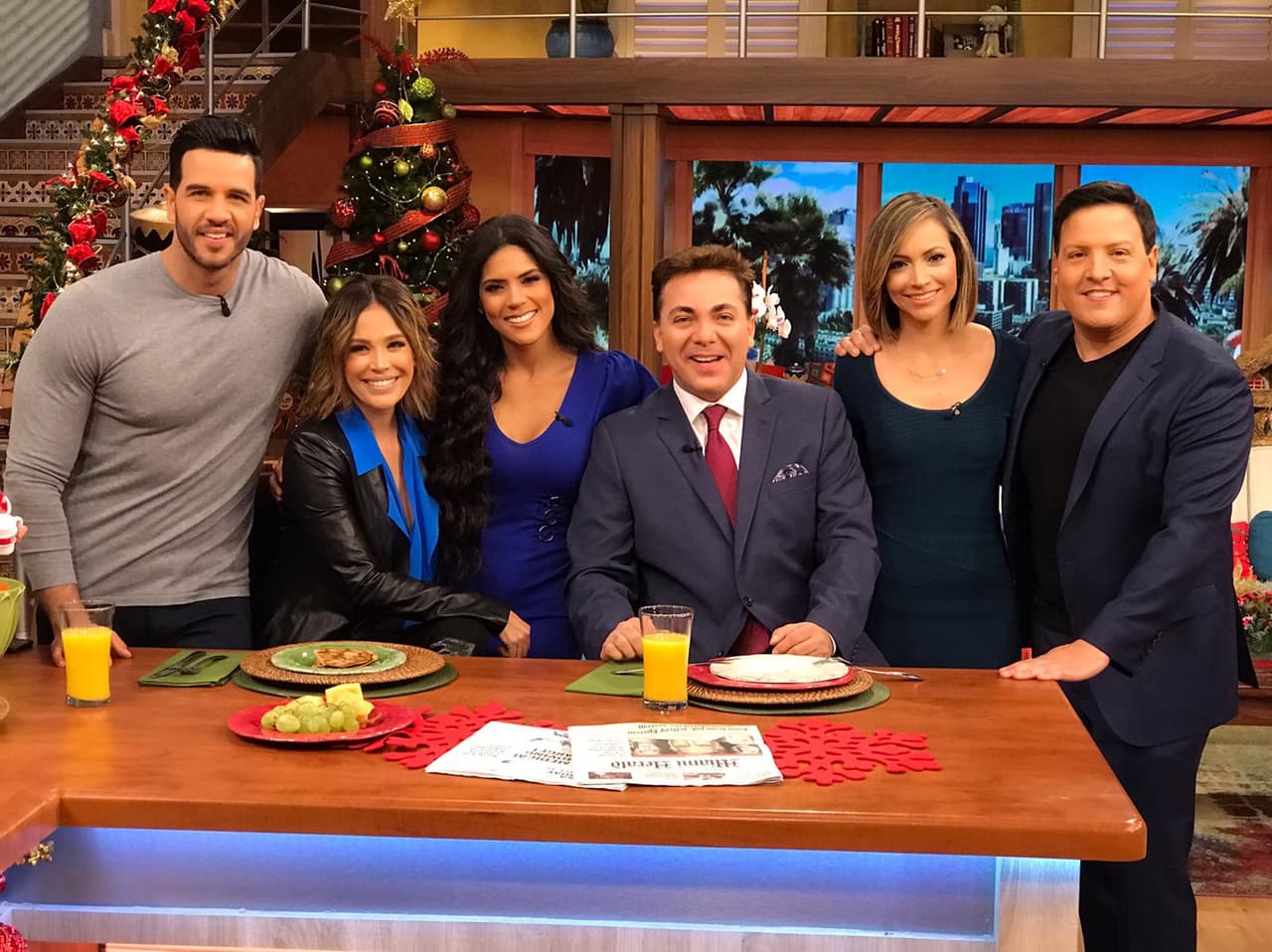 Cristian Castro fue recibido por todo el equipo de conductores: el Chef Yisus, Karla Martínez, Francisca Lachapel, Satcha Pretto y Raúl González.