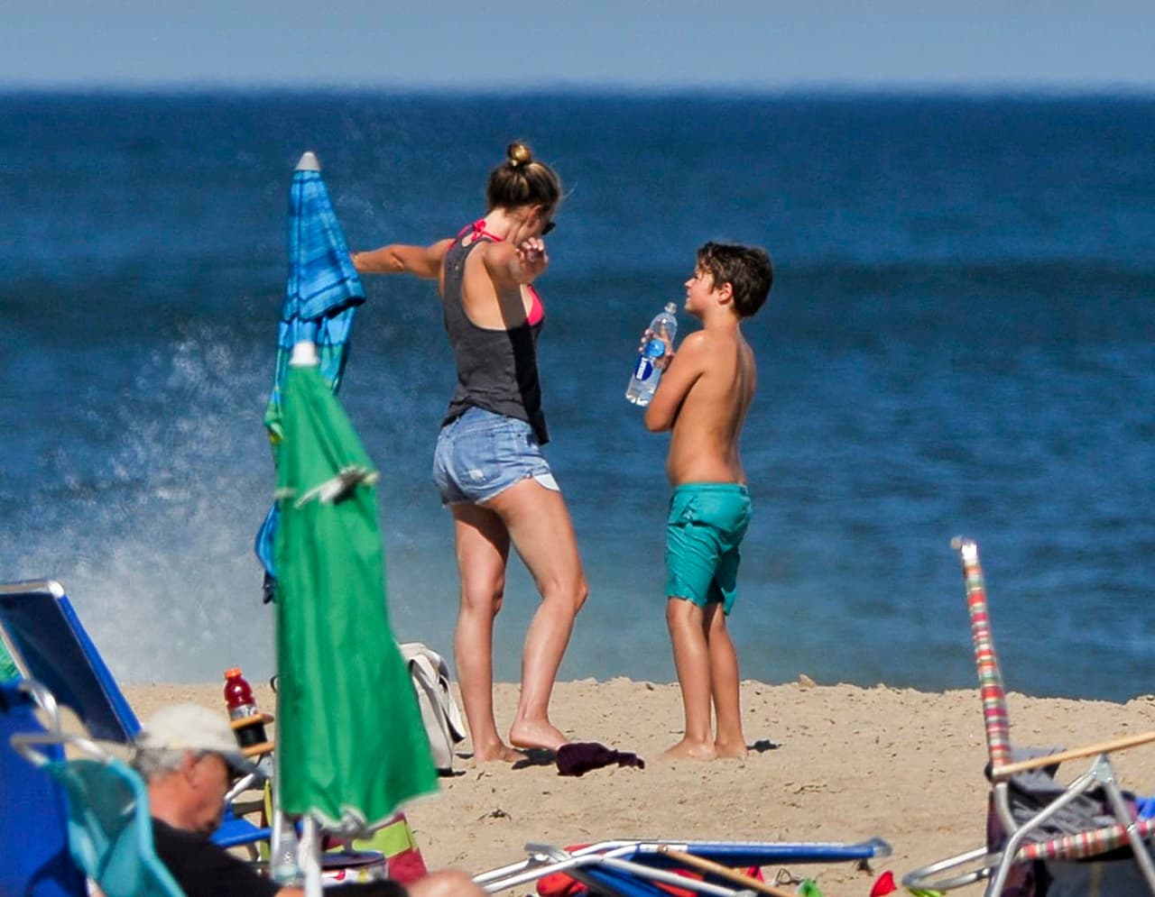 Moses también se mantuvo hidratado con agua embotellada que le daba su mamá.