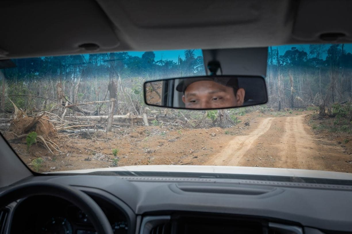 Eric Karipuna conduce en una zona del territorio karipuna talado por invasores.
<br>