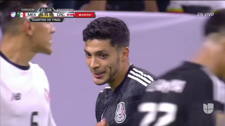 Tiro desviado de Raúl Jiménez