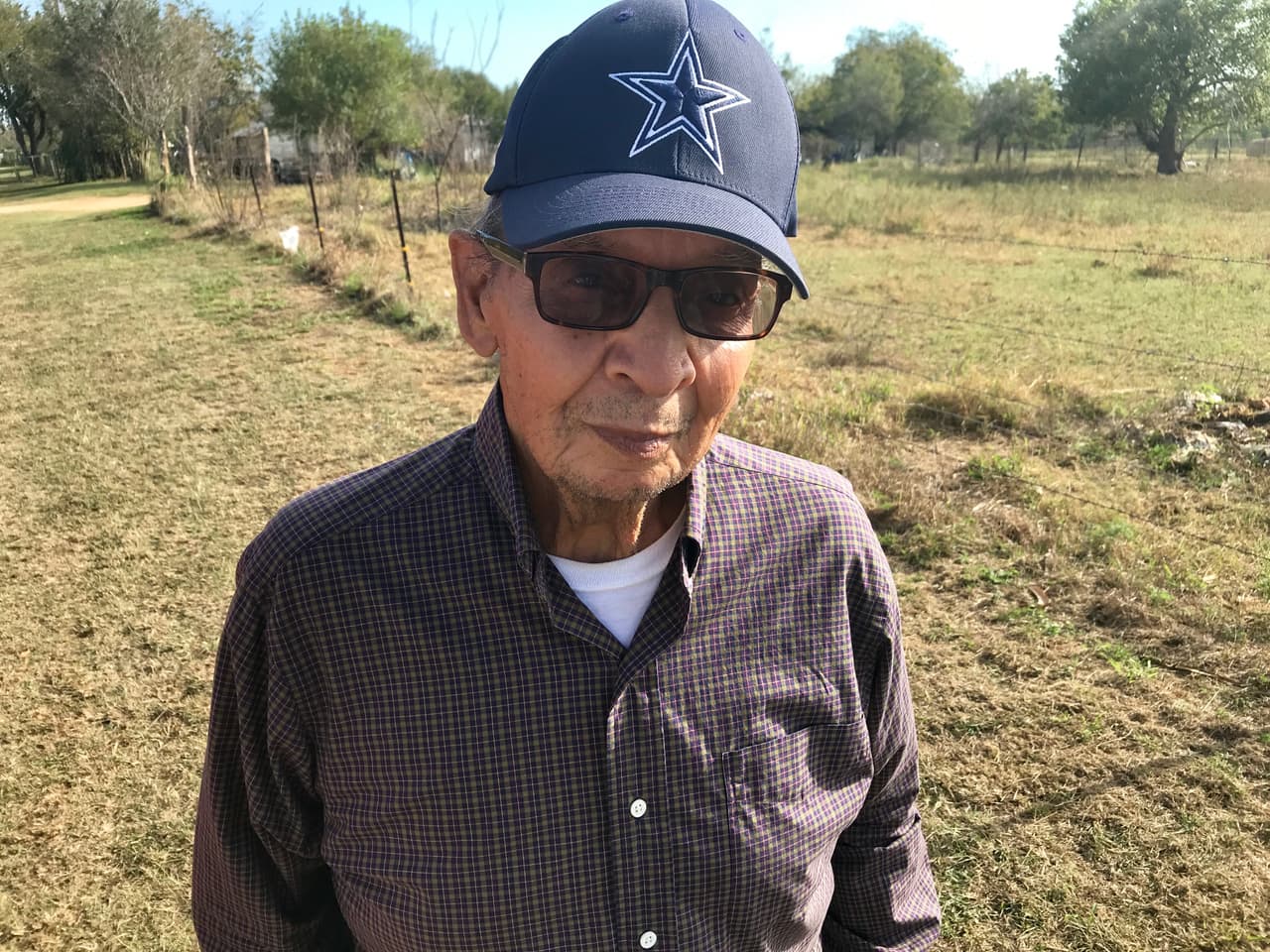 <b>Antonio Morales</b> camina a una cuadra de la iglesia First Baptist Church un día después de la masacre.