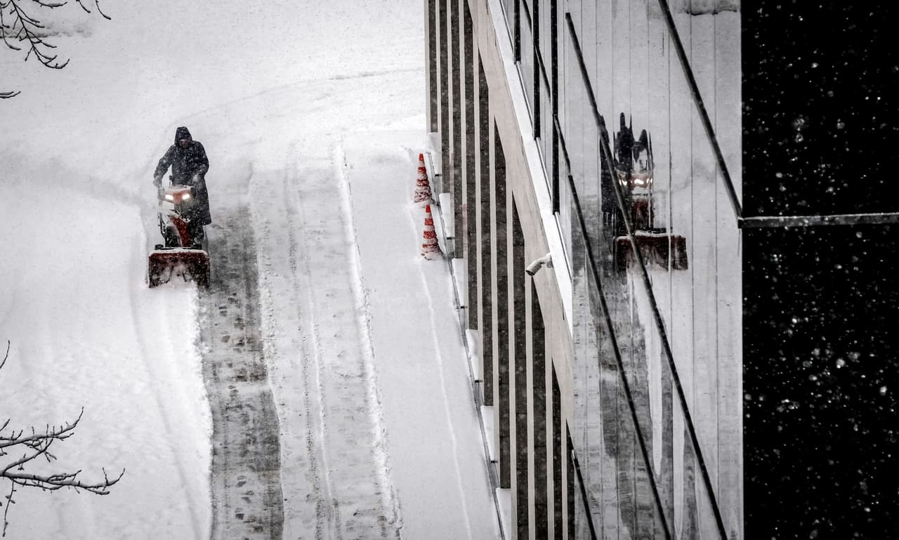 Un trabajador quita la nieve de una acera en el centro de la capital rusa. Debido a las condiciones climáticas, las instituciones médicas del Departamento de Salud de Moscú están trabajando horas extras.