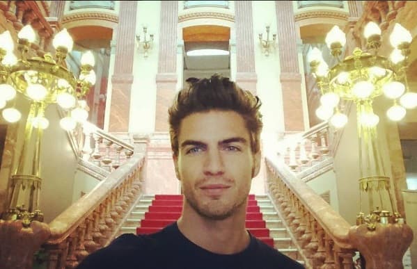 El guapo actor y modelo español que interpreta a Roberto Marañón en ‘La Embajada’ conquista y enamora a sus fanáticas con las sexys y atrevidas fotos que comparte en su cuenta de Instagram ¿Te lo vas a perder?