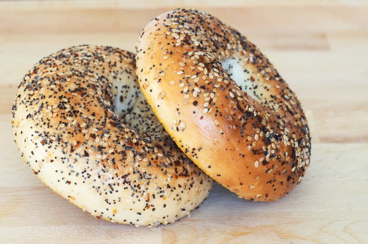 Las semillas de amapola son un popular ingrediente usado en bagels, muffins y otros panes. Se les puede identificar fácilmente debido a su color oscuro.