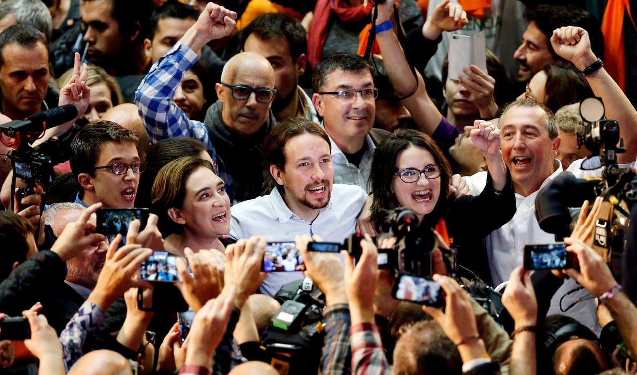 Pablo Iglesias, el líder de Podemos, rodeado de parte de su equipo.