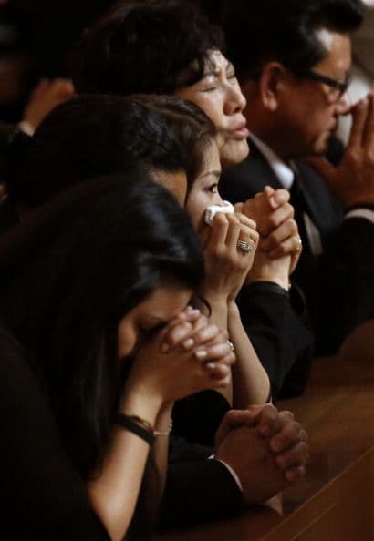 Familiares, amigos y miles de oficiales de distintas fuerzas de seguridad local ofrecieron sentido velatorio oficial Nicholas Lee, con el oficio del Arzobispo José Gómez en la sede de Nuestra Señora de Los Ángeles. Los restos del oficial de entrenamiento serán sepultados hoy en el cementerio Forest Lawn Memorial en la ciudad de Glendale. Detalles del trágico accidente que cobró la vida del respetado oficial aquí: Mira el reportaje completo aquí.