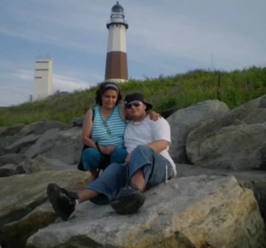 En el 2002, Jeffrey Mejía y su madre tomaron sus maletas y dejaron atrás a su natal Colombia para viajar a Estados Unidos, con la única intención de 
<b>encontrar una cura para el terrible mal congénito que él sufría y así tener acceso a la vida digna que siempre había deseado. </b>
<br>