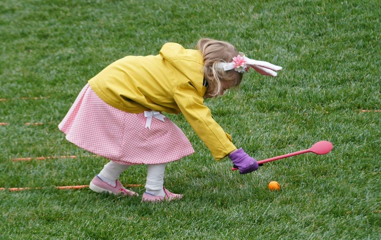 Una niña participa en el Easter Egg Roll anual de la Casa Blanca. El evento comenzó alrededor de las 7 am ET, con oleadas de personas, incluidos niños vestidos con sus mejores galas de Pascua.
<br>
<br>