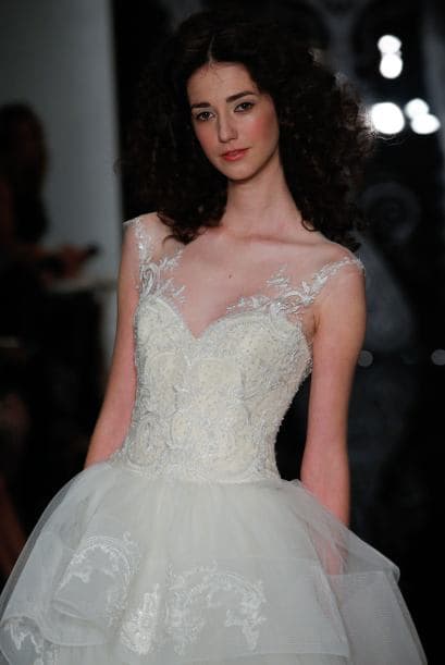 También se puede llevar un modelo con aplicaciones de pedrería o bordados en la manga, para dar mayor énfasis en esta área de tu cuerpo. Te lo recomendamos sobre todo si el tamaño de tus hombros son más angostos que tus caderas, así lograrás equilibrar la figura.