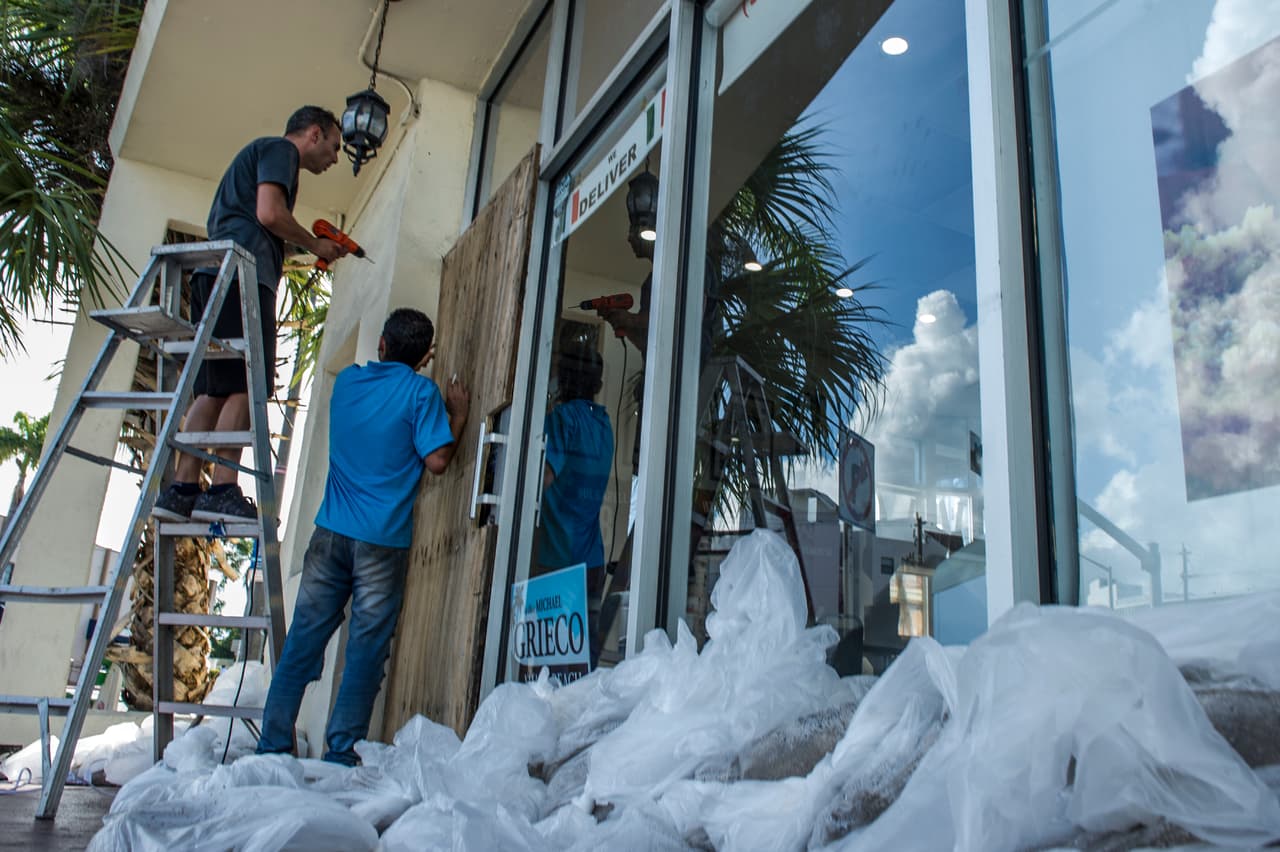 El estado de Florida ha estado entregando en todas las ciudades que van a ser afectadas por el huracán bolsas de arena gratuitas. Sirven para fortalezer las puertas y frenar un poco el ingreso de agua.