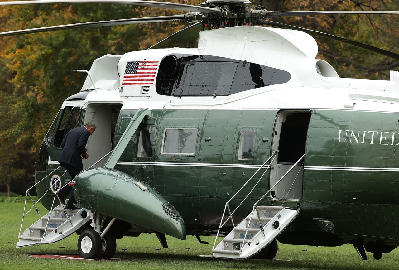 El Marine One está desarrollado sobre la base del Sikorsky S-92, que puede llevar hasta 19 pasajeros, y puede volar sin interrupciones unas 539 millas náuticas.