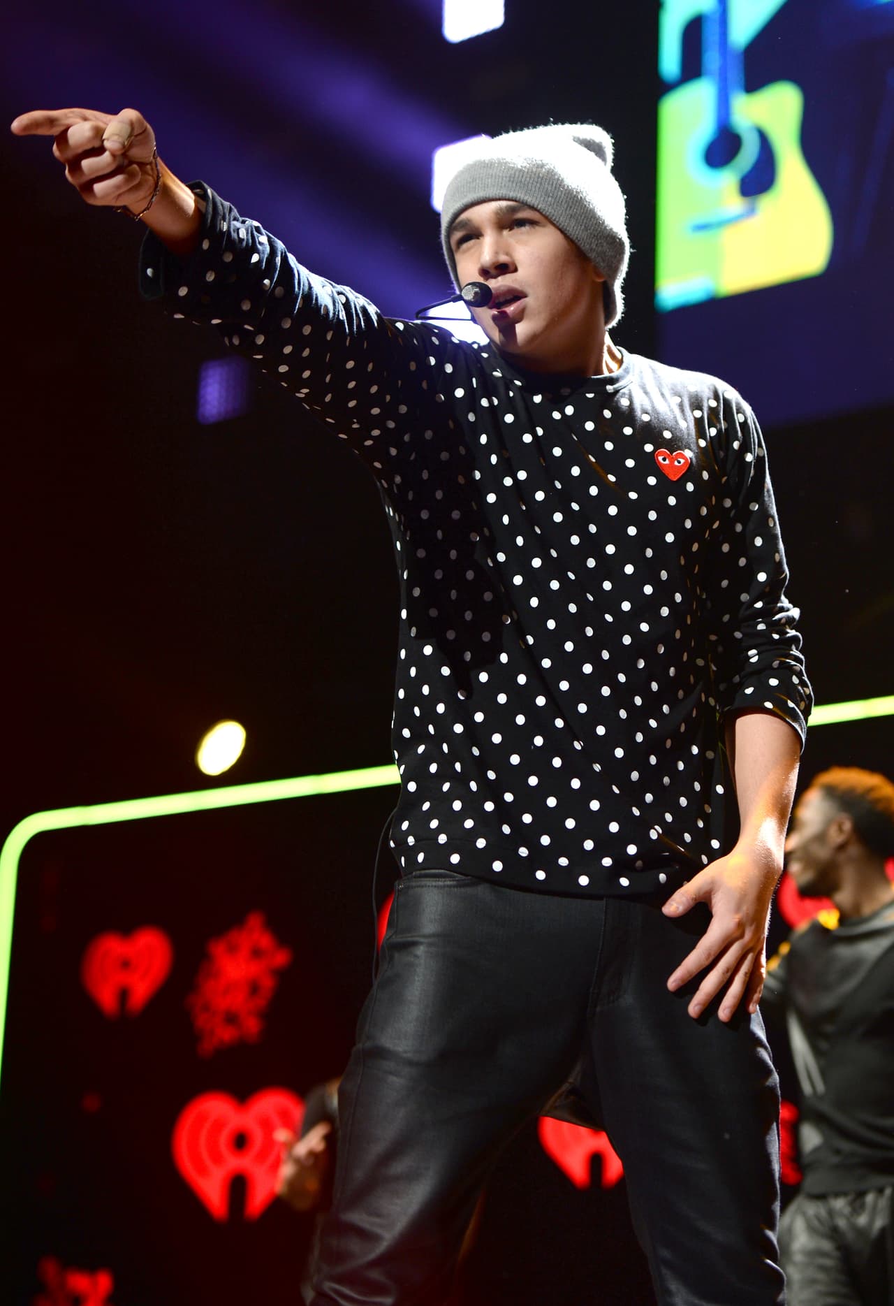 Hay quienes son mucho más atrevidos y apuestan por tendencias no tan comunes, claro ejemplo de ello es el cantante, Austin Mahone.